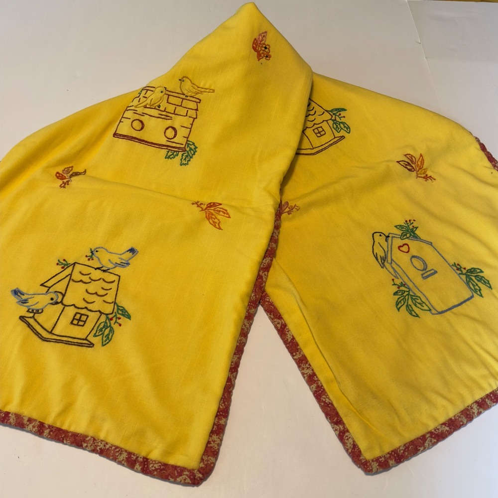 Vintage‎ Style Yellow Birdhouse Embroidered Table Runner Reversible Red 48x15
